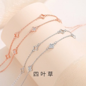 สร้อยข้อเท้ารูปใบโคลเวอร์สี่แฉกสำหรับผู้หญิง สีโรสโกลด์ สองชั้น ทำจากโลหะผสมสังกะสี สร้อยข้อมือแบบโซ่ ของขวัญ เครื่องประดับแฟชั่น เครื่องประดับตกแต่งเท้า - Product Image 2