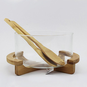 Ensaladera de vidrio con base de bambú y juego de cubiertos, diseño minimalista para servir comida en fiestas. - Product Image 5