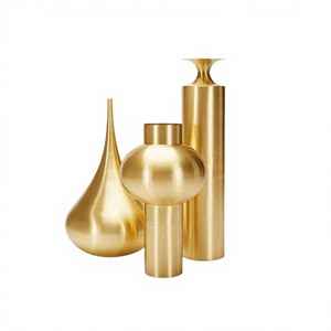 Vase à fleurs de qualité exclusive en laiton couleur or ensemble de 3 vases de forme et de taille différentes au prix le plus bas - Product Image 1