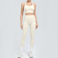 Ensemble de yoga dos croisé avec vêtements de fitness ajustés et à séchage rapide, coussinets de poitrine amovibles, short de sport et tenue complète pour femme.