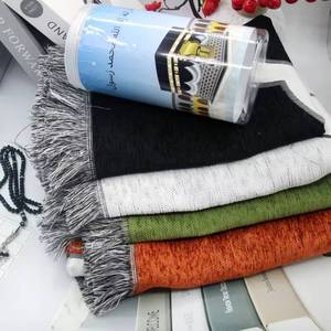 Alfombra de Oración Mihrab de Chenilla Gruesa, Juego de Dos Piezas con Rosario Islámico, Empaque en Tubo, Lavable, para Uso Doméstico, Venta al por Mayor para Supermercados, Regalo - Product Image 1