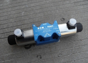 Electrovanne hydraulique à quatre voies avec port de 3/8 pouce pour l'automatisation industrielle et les machines de construction - Product Image 4