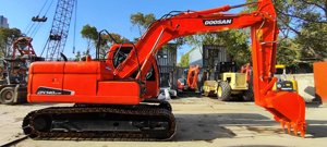 Mini-excavatrice sur chenilles DOOSAN DX140lc d'occasion, 14 tonnes, moteur d'origine, faible nombre d'heures de fonctionnement, petite pelle hydraulique pour travaux forestiers - Product Image 4
