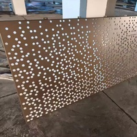 Plafond suspendu carré en maille d'aluminium perforée blanche au design moderne, revêtement poudré, ignifuge et résistant à l'humidité