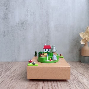 Caja de música de madera de haya familiar Totoro Ever Bright, gran oferta, Microlandschaft de escritorio, manualidades de cuerda, regalo de cumpleaños <span class=keywords><strong>para</strong></span> niños - Product Image 2