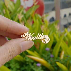 Fabrication promotionnelle alphabet cadeau métal artisanat plaqué or broche nom personnalisé qui épingle nom initial épingles de designer <span class=keywords><strong>pour</strong></span> vêtements - Product Image 2
