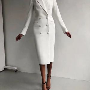 Blazer long blanc élégant pour femme en tissu peigné écologique, col en V, double boutonnage, coupe ajustée, formel et décontracté - Product Image 1