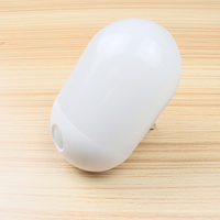 Veilleuse LED moderne en plastique blanc avec capteurs de mouvement PIR et CDS, contrôle par capteur pour salon résidentiel, prise secteur
