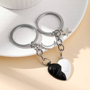 <span class=keywords><strong>Amazon</strong></span> nouveau <span class=keywords><strong>porte</strong></span>-clés <span class=keywords><strong>couple</strong></span> noir et blanc amour une paire d'étoiles de lune magnétiques petit pendentif usine en gros - Product Image 1