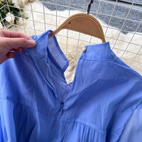 Robes simples et haut de gamme pour femmes avec des motifs plissés à bords volantés avec une jupe longue luxueuse et chic pour dames