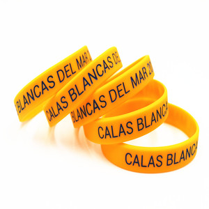 Eleve su viaje de fitness con pulseras de silicona impresas de un color Bristol Village Fitness Pulseras promocionales de moda - Product Image 3