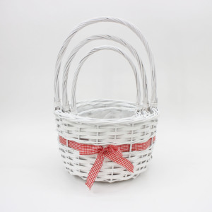 Cesta de flores ecológica de sauce hecha a mano con decoración de lazo a cuadros rojos - Product Image 1