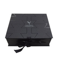 Boîte cadeau magnétique pliable noire avec motif géométrique brillant UV, logo en feuille d'argent et ruban en satin