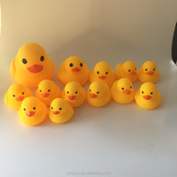 Promotionnel Licorne Petit Jaune PVC Canards En Caoutchouc Course Assortiment En Vrac Flotteur Jouets De Bain Grinçant Vache Garçon Police En Plastique Salle De Bains