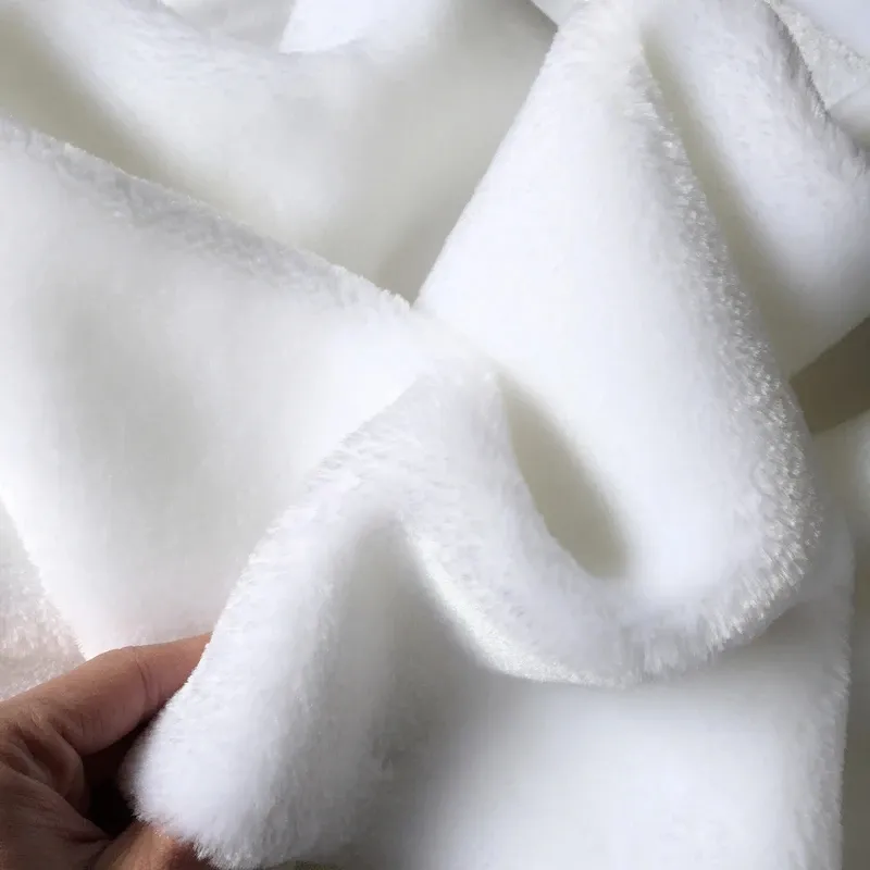 Sahte beyaz kürk kumaş için 100% Polyester süper yumuşak peluş kumaş el yapımı dolması oyuncaklar DIY dikiş kumaş
