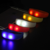 Bracelets en silicone LED lumineux activés par le son avec logo personnalisé pour la fête des enfants
