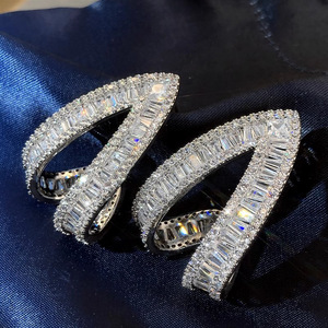 Orecchini a Perno Triangolari Semplici e Cavi per Donne, Accessori per Orecchie Geometrici per Uso Quotidiano, Outfit Casual e Regalo - Product Image 2