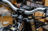 Moto électrique tout-terrain Suron Light Bee 2, couleur blanche, 78,54 V, 45 Ah, prête à être expédiée, pour adultes, 24 kW, moto électrique tout-terrain