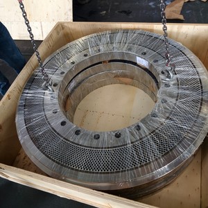 Matriz Plana Amandus Kahl 45-1250 Suministrada Directamente de Fábrica |   Piezas de Repuesto para Máquina de Pellets de Acero Inoxidable, Piezas de Repuesto para Molino de Pellets de Madera de Larga Duración - Product Image 1