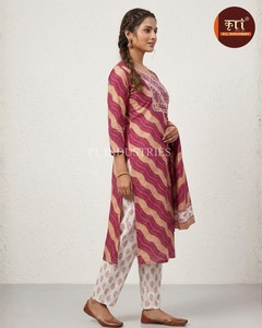 Ensemble de costume en coton brodé de fleurs, très demandé, avec dupatta élégant pour femmes, disponible à la vente - Product Image 5