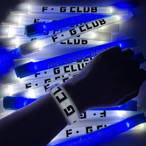 Fabriek Oem Aangepaste Logo Tekst Licht Op Kleurrijke Knipperende Geactiveerde Kleur Veranderende Concert Led Polsbandjes Voor Evenementen En Feest