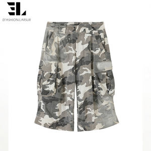 LARSUR Maßgefertigte Twill-Camouflage Cargo Cropped Jorts Distressed Washed Splattered Camo Denim Kurze Hosen für Damen - Product Image 6