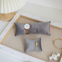 Support de présentation de bijoux en velours avec design de petit coussin pour organiser les bracelets et les montres