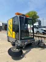 Grande balayeuse autoportée avec bac à déchets de 240 L pour le nettoyage des routes municipales, des parcs logistiques, des aéroports et des usines