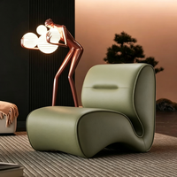 Fauteuil individuel traditionnel Tenghang en cuir huilé et fourrure Sherpa, dossier massif, pieds en bois, design de salon