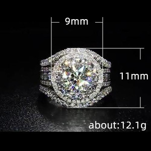 Elegante anello quadrato con pietre per donna, design scintillante intarsiato, gioielli alla moda per feste - Product Image 1