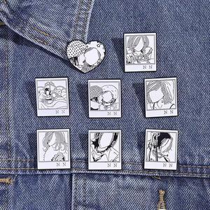 Badge de revers en métal de style anime Love <span class=keywords><strong>Drama</strong></span>, vente en gros, pas cher, noir et blanc, style bande dessinée, épingles en émail doux en stock - Product Image 1