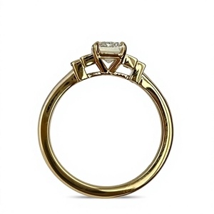 Anillo de tres piedras de oro amarillo de 14K con diamantes cultivados en laboratorio de corte esmeralda y 2 CT de peso total de diamantes, con piedras laterales de baguette, para fiesta de lujo - Product Image 3
