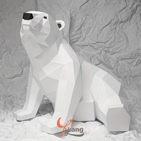 Sculpture en résine et fibre de verre sur mesure, ours blanc géométrique réaliste avec sphères jaunes, objet de collection d'art