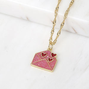 Kalung Ringan Berkilau dengan Hiasan Emas, Huruf Cinta Kursif Berbentuk Hati Berkilauan Merah Muda dan Merah Mengkilap - Product Image 3