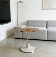 Table basse élégante de style moderne, en verre trempé teinté ambre, avec plateau rond et base sculpturale évasée, modèle Mocha Orbit.