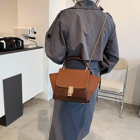 Nouveau design en gros Sac A Main Femme Sac à main à rabat à la mode Garniture en métal Design unique Sac à bandoulière pour femmes pour cadeau