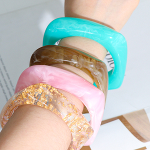 Bracelet tendance de luxe en résine transparente géométrique, incrusté de paillettes laser, feuille d'or et motif marbré, bijoux de mode pour adolescentes - Product Image 1