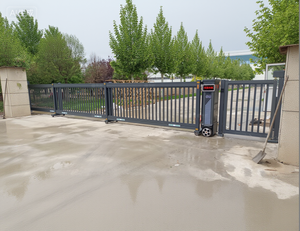 Porte coulissante <span class=keywords><strong>segment</strong></span>ée automatique en alliage d'aluminium Télécommande suspendue droite pour entrepôt école hôtel parc usage industriel - Product Image 5