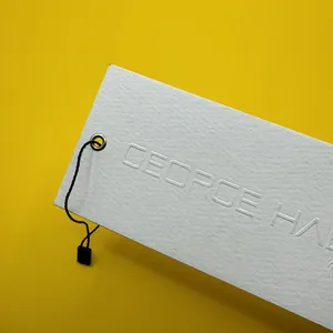 Özel basit kabartmalı kağıt giysi etiketi kalınlaştırmak beyaz asmak etiket ile kendi logonuzun baskısı giyim etiketleri ucuz fiyat ile ücretsiz tasarım