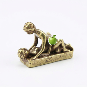 Statuette de couple en laiton massif amusante, ornement artistique coquin pour bureau, cadeau de pendaison de crémaillère unique, statuette créative en métal pour hommes - Product Image 1
