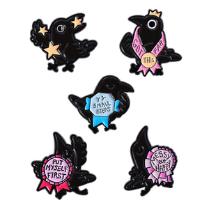 Spilla in smalto personalizzata a forma di corvo dei cartoni animati, con scritta 'Ponimi prima di me, disordinato ma felice', distintivo da risvolto per abbigliamento, gioielli a tema animale, regali - Product Image 1
