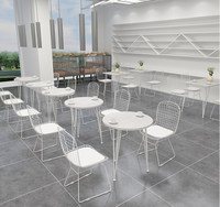 Ensemble table et chaises de restaurant moderne en marbre, style minimaliste et tendance, pour cafés, salons de thé, pâtisseries et restaurants décontractés