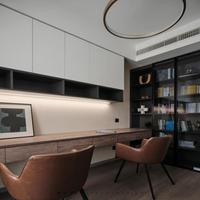 Meuble de bureau intégré minimaliste et fin avec placage mat imperméable pour coin lecture compact et privé dans un penthouse