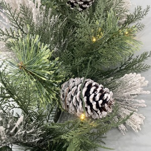 <span class=keywords><strong>Guirlande</strong></span> <span class=keywords><strong>de</strong></span> Noël floquée pré-éclairée <span class=keywords><strong>de</strong></span> luxe avec pommes <span class=keywords><strong>de</strong></span> pin pour la décoration <span class=keywords><strong>de</strong></span> la maison et des espaces commerciaux - Product Image 3