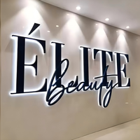 Le panneau mural rétroéclairé en acrylique noir est fixé avec des vis pour fixer le panneau LED et le logo de la boutique