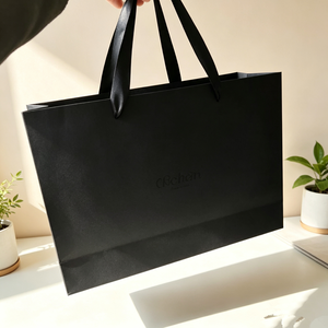 Bolsa de Compras de Papel Kraft Negro Mate de Lujo, Estilo Horizontal, Logotipo Personalizado con Relieve UV, Cinta de Seda Negra, MOQ 100 Unidades - Product Image 2