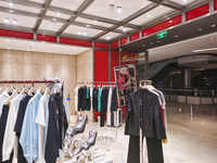Ciondolo con Marchio Forge |   Espositori per Showroom di Moda e Chioschi per Abbigliamento per Centri Commerciali - Chiosco Mobile per Abbigliamento per Bancone Vendita al Dettaglio