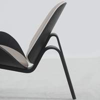 Chaise moderne luxueuse faite à la main dossier en bois cuir synthétique siège souple personnalisable pour hôtels villa salon grand plat