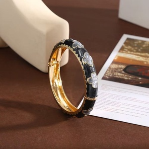 Pulsera de dijes apilables vintage para mujer, estilo Palacio, chapada en oro, de latón, con pétalos de esmalte líquido de color fresco y dulce - Product Image 3