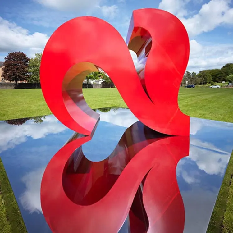 Красная металлическая абстрактная скульптура сердца из нержавеющей стали